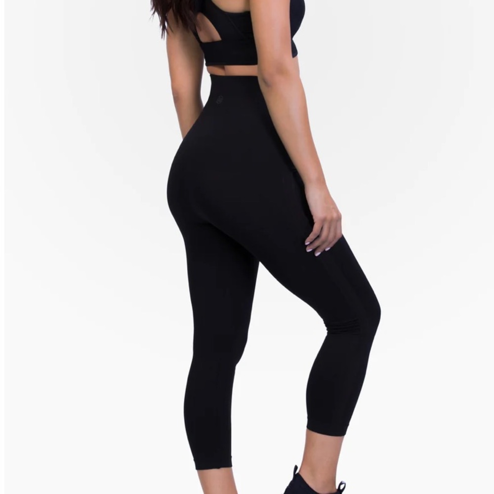 BELLY BANDIT®
Mother Tucker® Capri Leggings